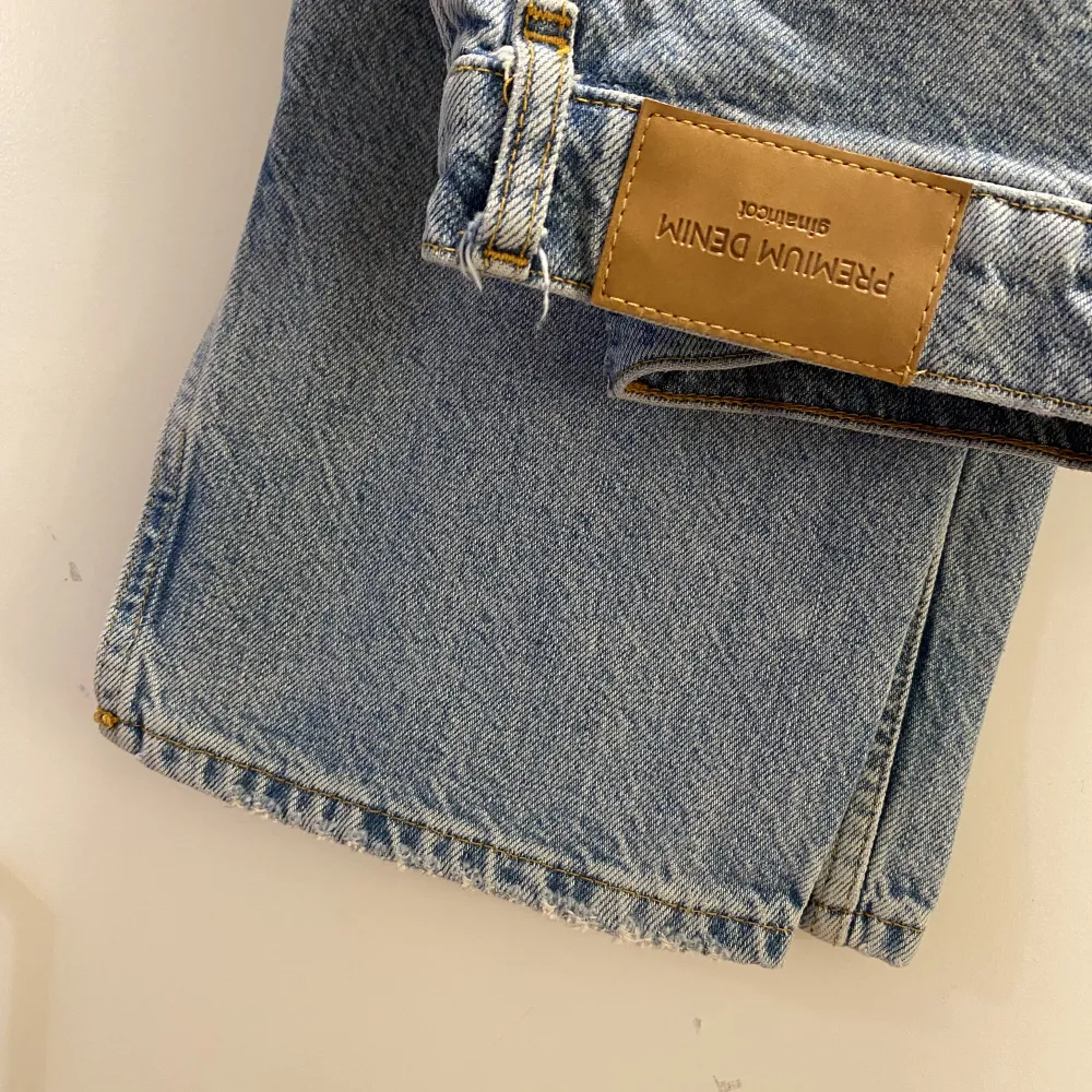 Helt oanvända blå jeans med slitt längst ner. Nypris 499. Jeans & Byxor.