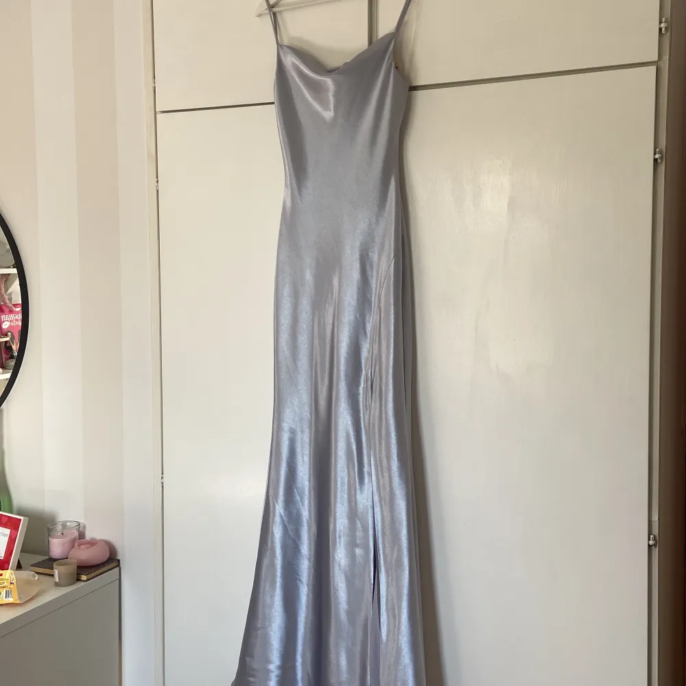 Säljer min superfina balklänning! Nypris 1 529:- Använt klänningen en gång och skicket är som ny, den är köpt på Zalando för ca ett år sedan. Jättefin isblå/blå färg som passar till silvriga accessoarer! Skickar såklart fler bilder vid behov💕💕. Klänningar.