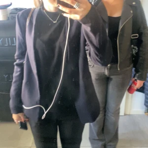 marinblå kappa!! - säljer nu denne kavajen/kappan för att den inte används! 