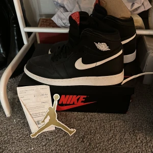 Jordan 1 high yinyang - Jordan 1 high yinyang från 2016. Aldrig använda. Högt värde. Storlek 37,5❤️ box, kvitto och sticker finns