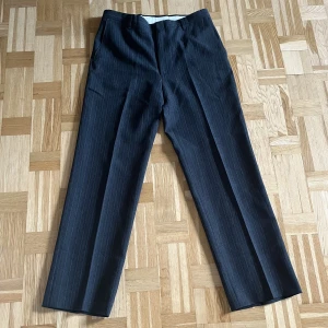 Kostymbyxor - Kritstrecksrandiga kostymbyxor i bra skick