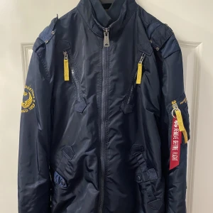Alpha Industries Bomberjacka - Alpha Industries Falcon ii Bomberjacka (mörkblå). Storlek XL, (passar dom som har strl L). Fint skick, använd ett fåtal gånger. Hör av dig vid frågor. 