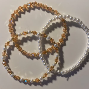 3 Armband  - Tre stycken matchande armband.  Elastiskt band! Guld, pärlor och en ljus röd färg på pärlorna ❤️