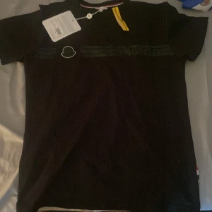 Moncler t-shirt - En fin moncler t-shirt storlek M. Fin nu till sommaren. 