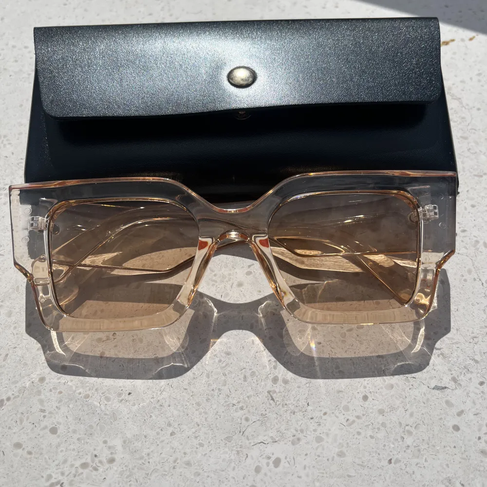 Ett par assnygga solglasögon perfekt till sommarfestival! Dessa är helt oanvända och i nyskick 💓☀️. Accessoarer.