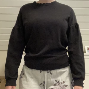 Lång sweatshirt - Lång svart sweatshirt. Nästan aldrig använd så är i väldigt bra skick.