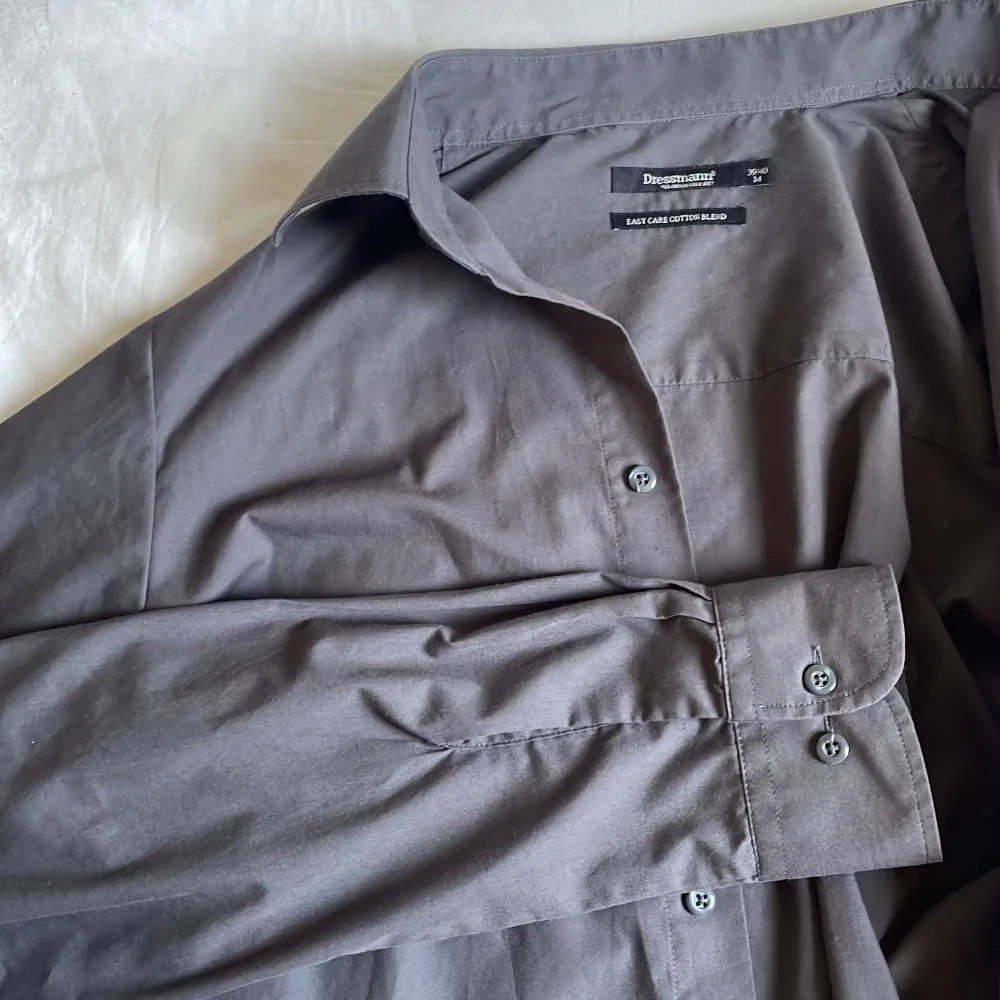 Grå-svart oversize skjorta från dressman . Skjortor.