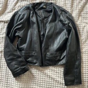 skinnjacka - säljer min älskade skinnjacka då jag tyvärr inte använder den så mycket :/ den är i bra skick och perfekt för sommaren !!