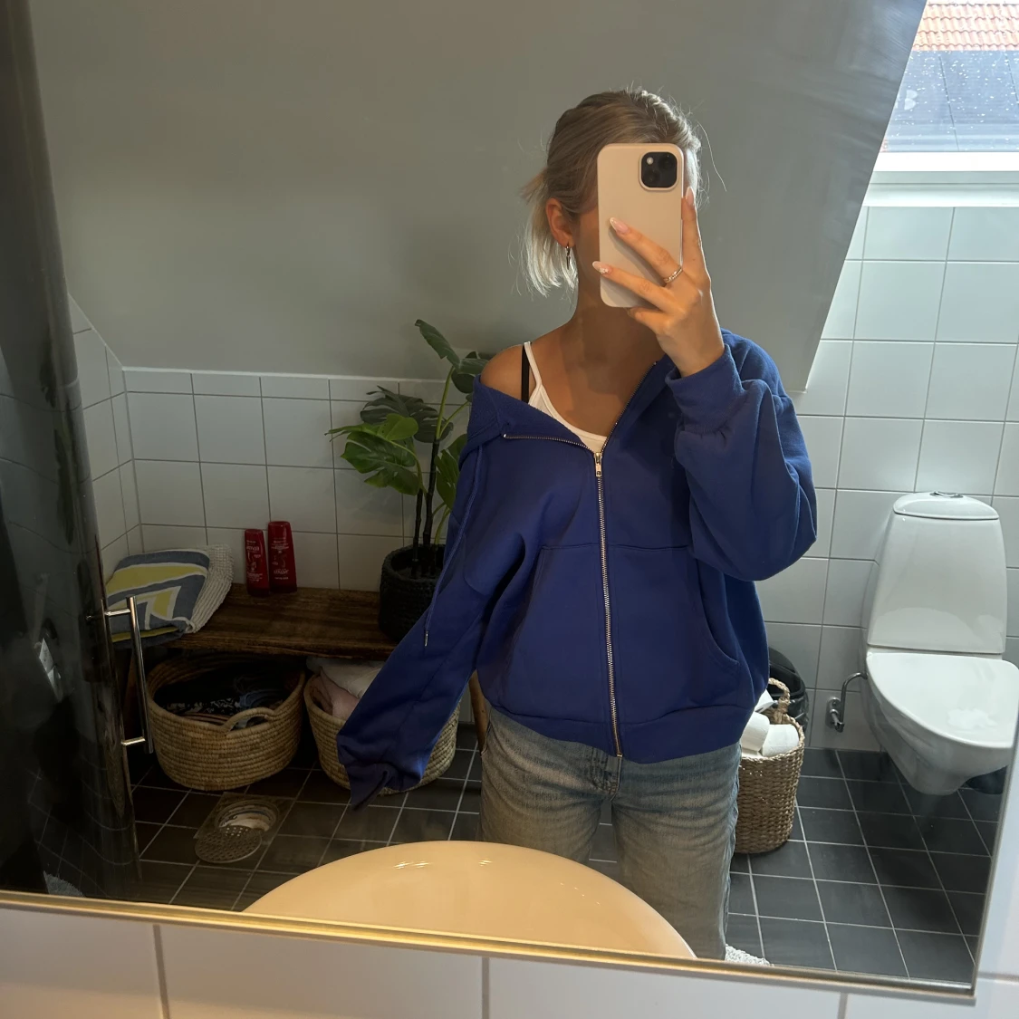 Blå hoodie