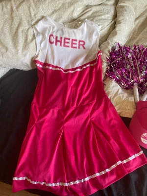 Maskeraddräkt  - Använd en gång under maskerad utklädnad, säljer nu vidare till nästa person.  Nypris:299kr från partykungen.  Bara att skriva vid eventuella frågor ☺️