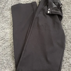 Low waist kostymbyxor  - Lågmidjade kostymbyxor från vero moda 