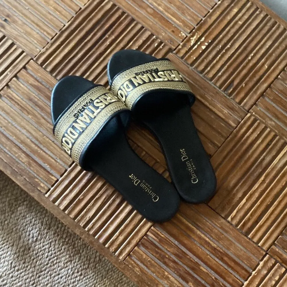 svarta slippers med märket christian dior storlek 41 står ej för frakt  . Skor.
