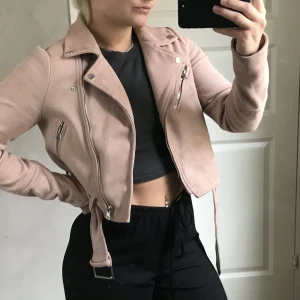 Rosa jacka  - Använd men i bra skick! Storlek small. 