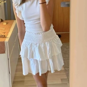Vit volangkjol🤍 - Säljer denna vita volangkjol, knappt använd 🤍skriv för fler bilder!! 