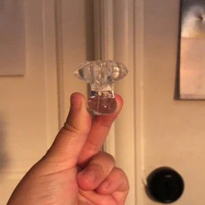 Hästsvansstjärna - Detta är en liten plaststjärna som du kan använda i din hästsvans för att få mer volym. Den runda delen stoppar du in inhästsvansen, medans stjärnan hänger ut.