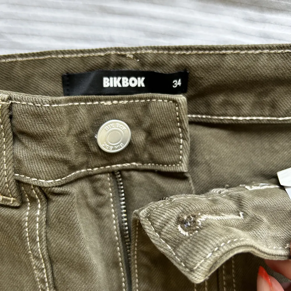 Dessa mörkgröna cargoliknande jeans köptes på bikbok. Finns inga defekter. De är superfina men har inte kommit till användning. Endast använda en gång.  ❣️. Accessoarer.