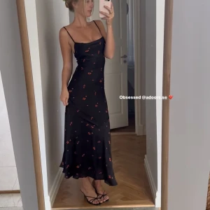 Klänning från Adoore  - Säljer denna populära klänning i modellen verona från adoore. Helt i nyskick, med alla prislappar och originalpåse tillkommer. Slutsåld på hemsidan! ❤️Säljer pga för lång då jag är 157cm lång… Köpt för 1495kr. 💌