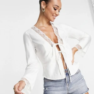 Satin blus - Säljer denna supersöta satinblus som tyvärr är för liten på mig. Storlek 38 men skulle säga att den sitter som xs/s snarare. Aldrig använd och slutsåld på asos. 