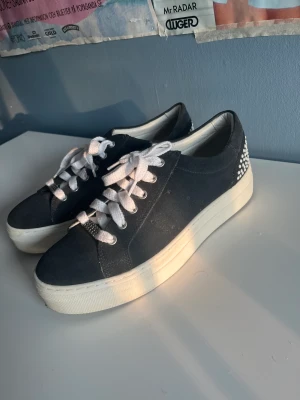 Skor - Snygga skor med coola detaljer! Andvönda kanske 2-3 gånger:) mörk blå/svart färg. Skriv till mig om du har några frågor🫶