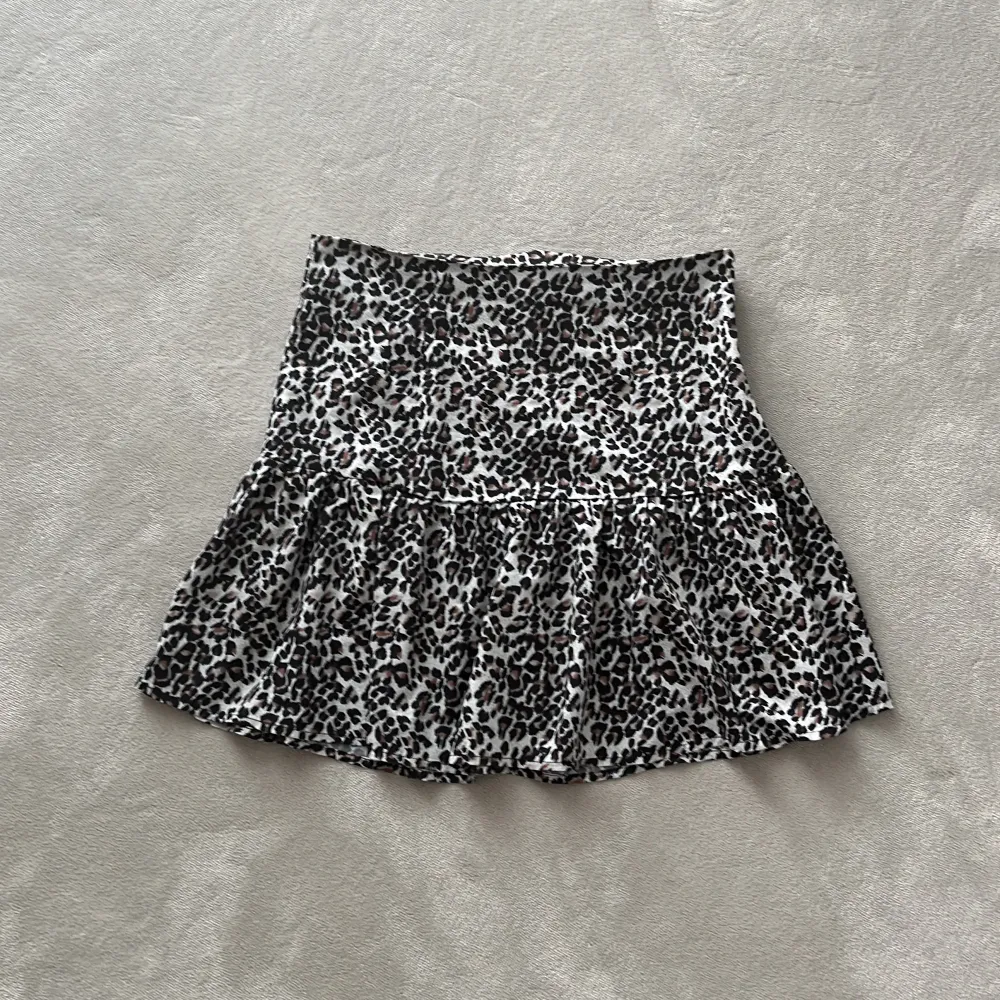 Supersöt leopardmönstrad kjol i storlek 34 från Nelly. Finns en liten dragkedja i midjan. Säljer pga av att den är för liten. Super fin nu till sommaren. Köparen står för frakt.(Dm för fler bilder)💕💕💕. Kjolar.