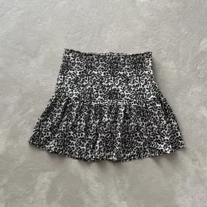 Supersöt leopardmönstrad kjol i storlek 34 från Nelly. Finns en liten dragkedja i midjan. Säljer pga av att den är för liten. Super fin nu till sommaren. Köparen står för frakt.(Dm för fler bilder)💕💕💕