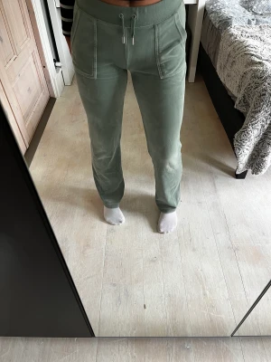 Juicybyxor  - Jätte sköna byxor från juicy coultour, andvänt de endel och har tvättat de 4-5 gånger så de är lite slitna längst upp men annars lika mjuka och sköna, skriv privat för mer bilder 