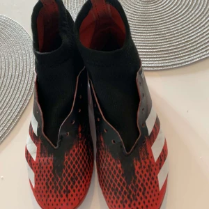 Preditor fotbollsskor - Säljer ett par fina preditors fotbollsskor från Adidas nypris 1000 kr. Skicket är väldigt bra skulle nog säga 9/10. Finns tyvärr inga snören till dem. 