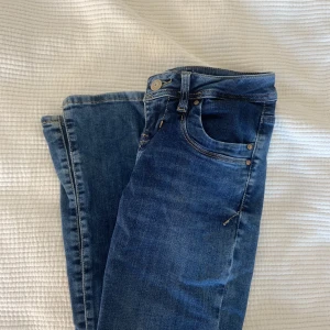Ltb jeans valerie - Säljer mina lågmidjade ltb jeans💗💗 Köparen står för frakten💞 sista bilden är lånad!🫶