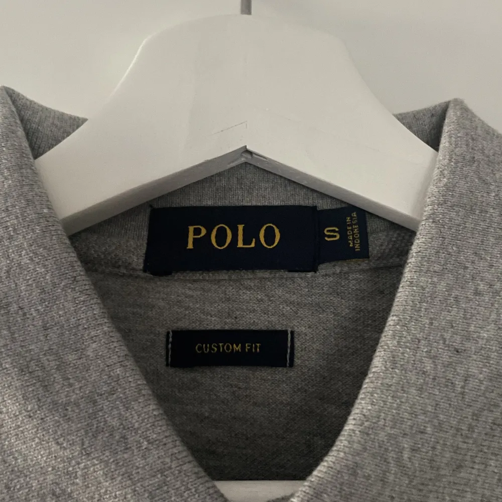 En mellan grå Ralph Lauren Polo i S. Köpt på deras butik på Bali i vintras och sedan dess aldrig använd. Skriv privat vid frågor eller funderingar!. T-shirts.