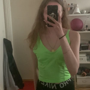 Linne med ”markering” vid brösten - Säljer detta linne då det inte passar mig. Om du vill köpa det använder du dig av ” köp nu”. Om du har några frågor är det bara att höra av dig❤️