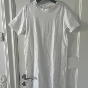 T-shirt klänning  - Vit T-shirt klänning, bra skick!