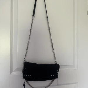 Väska - Snygg väska ifrån staravadius 💘 påminner lite om en zadig💘 pris: 40kr+ frakt