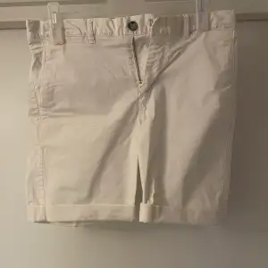 Vita Morris shorts i storlek 31  Perfekt till sommaren