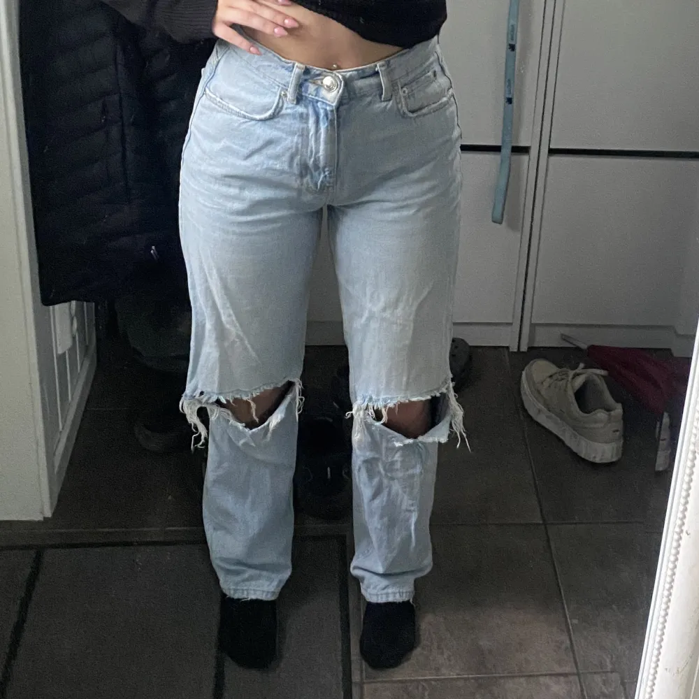 Säljer dessa perfect jeans ifrån Gina tricot i storlek 34, hålen är ”slitna” men inte något som försämrar utseendet. Köparen står för frakten ❣️. Jeans & Byxor.