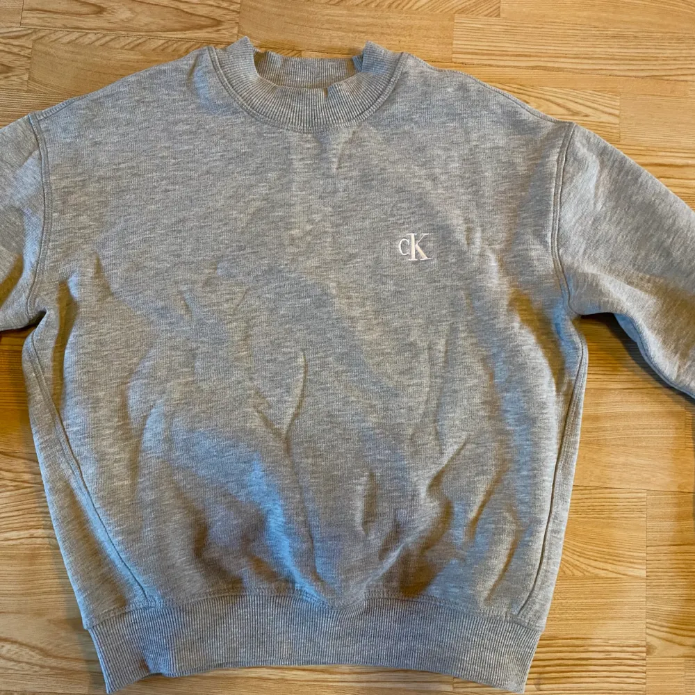 Calvin Klein sweatshirt köpt på NA-KD för 800kr. . Hoodies.