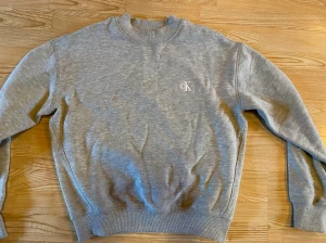 Sweatshirt  - Calvin Klein sweatshirt köpt på NA-KD för 800kr. 