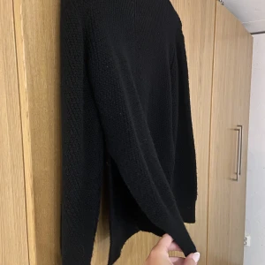 Svart stickad tröja  - Svart stickad tröja med slits, endast använd ett fåtal gånger💗