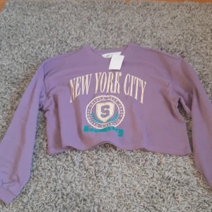 Lila magtröja - En lila fin magtröja. Helt oanvänd. Original pris är 99kr