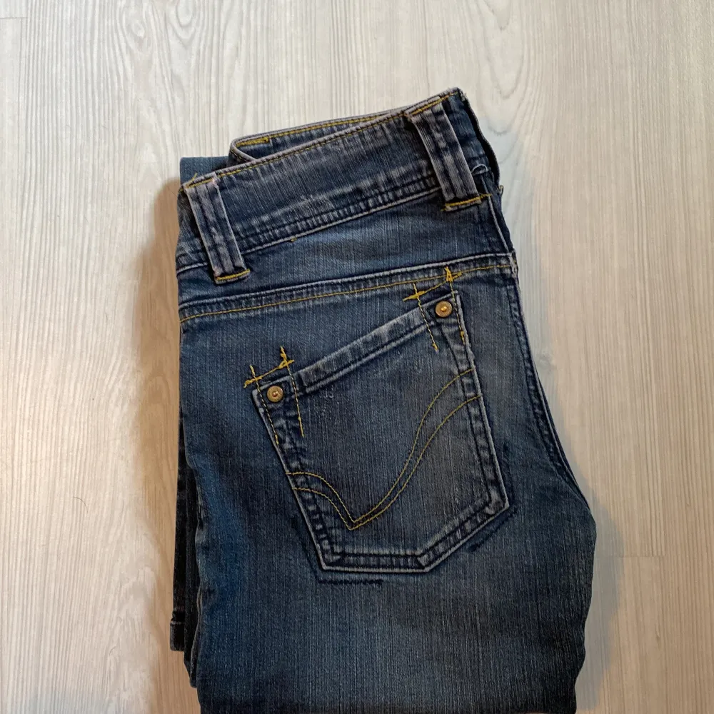 Säljer dessa lågmidjade jeans då de aldrig kommer komma till användning.. Jeans & Byxor.