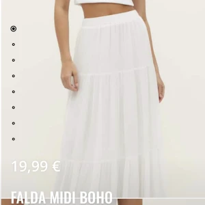 Långkjol - Kollar intresset på denna Långholmen från strandivarius! Super fin kan tänka mig att sälja för bra pris då jag vill få den såld!