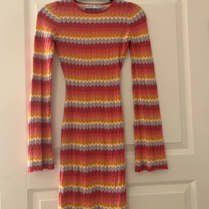 Klänning  - säljer nu min fiina klänning från Bershka som endast är använd en gång så den ser ut som ny💕💕 färgen gör sig inte rättvis på bilderna!!!