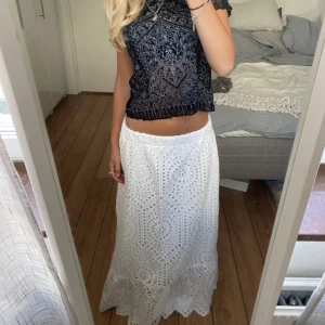 Vit långkjol  - Säljer denna vita långkjol. Skulle säga att den passa någon som är mellan 160-170, mer eller mindre. Har du någon fråga är det bara att höra av dig🫶🏻