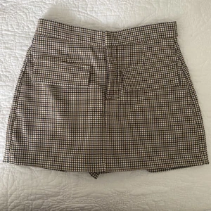 Rutig byxkjol  - Rutig byxkjol köpt på Zara i storlek xs men passar mig som normalt har storlek 36/S i byxor. Älskar den men kommer tyvärr inte till någon användning förutom någon enstaka gång. Nypris 400 och i nyskick😇🌷