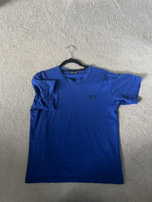 Acne T-shirt  - Säljer en jätte fin acne T-shirt i mycket bra skick! Den är nästan aldrig använd. Vid fler frågor eller funderingar får ni gärna höra av er!😊