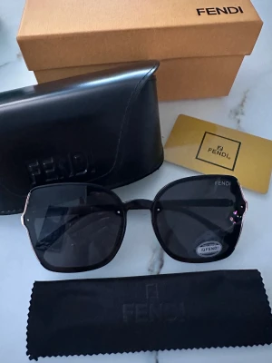 Solglasögon  - Helt nya solglasögon med box, fodral, putsduk och kort