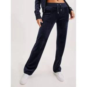 Mörkblåa juicy couture byxor - Hejj! Jag säljer nu dessa mörklblåa juciy couture byxor då dom ej kommer till användning. Dem har använts sparsamt men har tappat båda metallbitarna på snöret på byxorna dagen jag köpte dom. Annars är dom i super bra skick❤️❤️