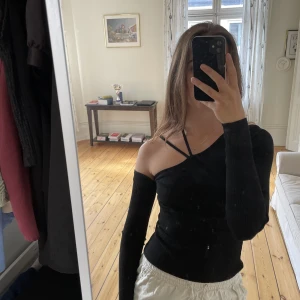 Assymterisk topp - Säljer min asymmetriska svarta topp. Felfri