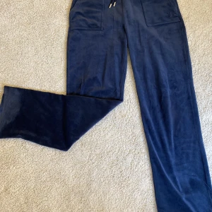 Juciy couture  - Juciy couture modell boot cut men också straight marin blåa säljer på grund av dem tyvärr har blivit lite stora på mig