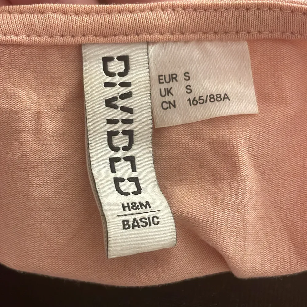 Detta är ett ljus rosa linne från H&M 30kr+frakt . Toppar.