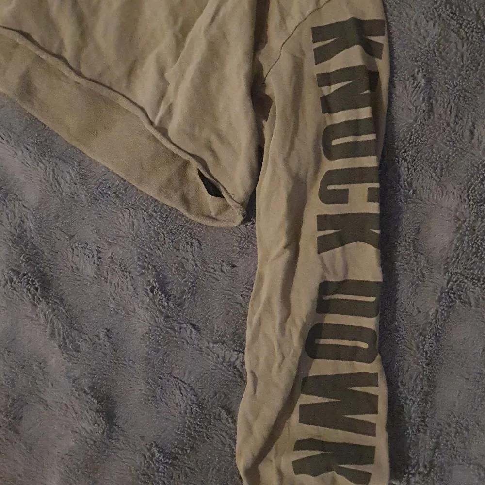💕En magtröja/cropped tröja ifrån H&M's märke Divided, inget fel på den förutom att den bara ligger och dammar i min garderob💕. Skjortor.
